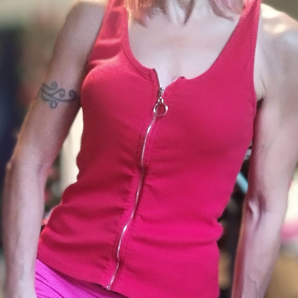 Red zippered tank top - Picture 4 of 9